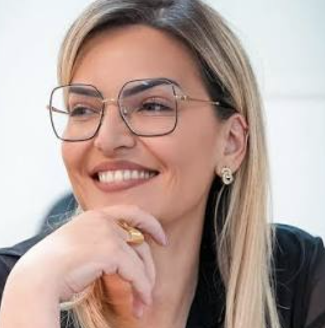 Juliana Flores